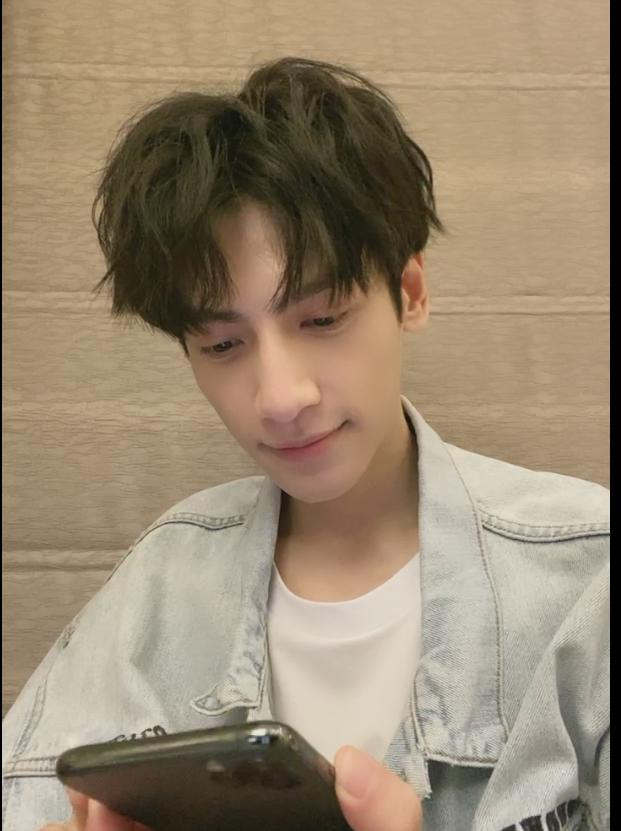 La Vân Hi 'tươi xanh' hay lộ khuyết điểm trên gương mặt trong loạt ảnh cắt từ livestream? Ảnh 9