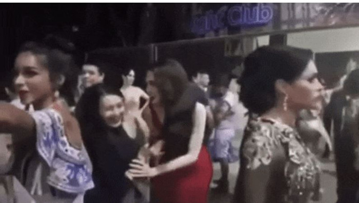 Một giây trước còn tay bắt mặt mừng