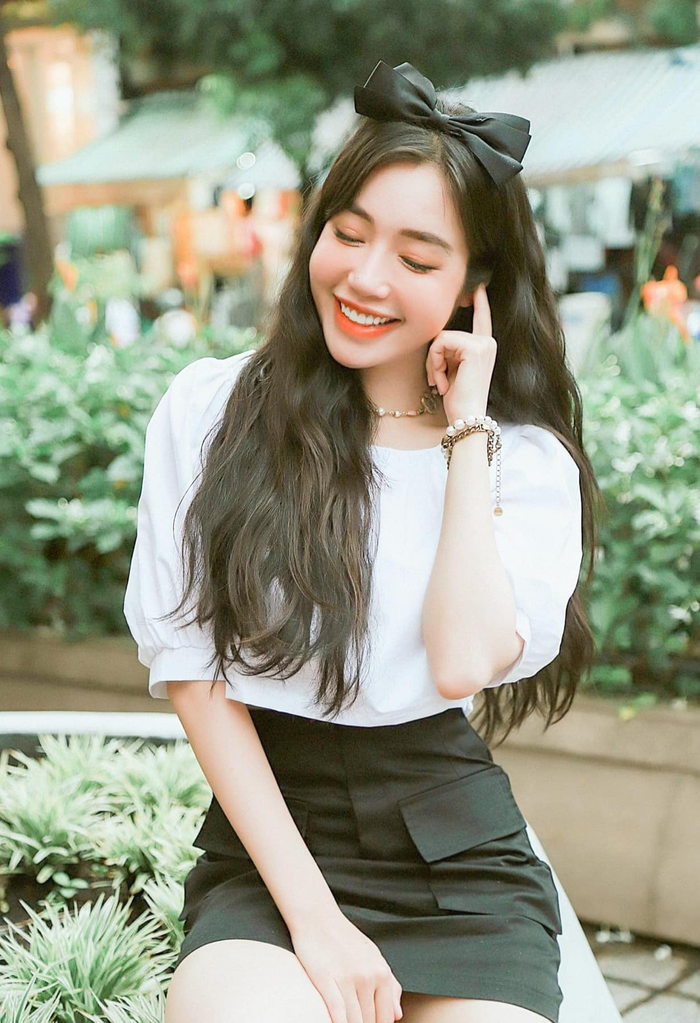 Bước sang ngưỡng U30 và đã là mẹ hai con thế nhưng Elly Trần vẫn sở hữu nhan sắc trẻ trung xinh đẹp như búp bê khiến ai nhìn cũng mê mẩn