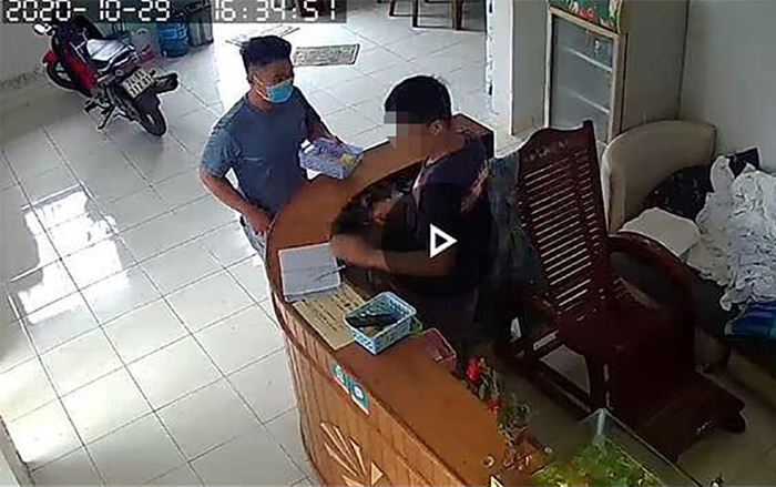 Một phụ nữ tử vong bất thường trong phòng khách sạn, trên người chỉ mặc một chiếc áo Ảnh 2