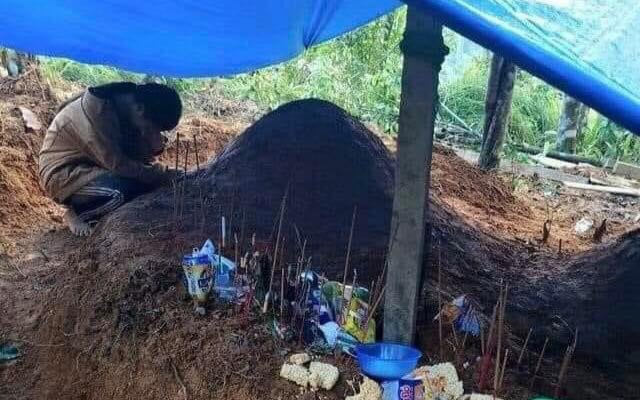 Xúc động hình ảnh nữ sinh chết lặng quỳ gối trước mộ cha mẹ bị sạt lở tử vong thương tâm ở Quảng Nam Ảnh 2