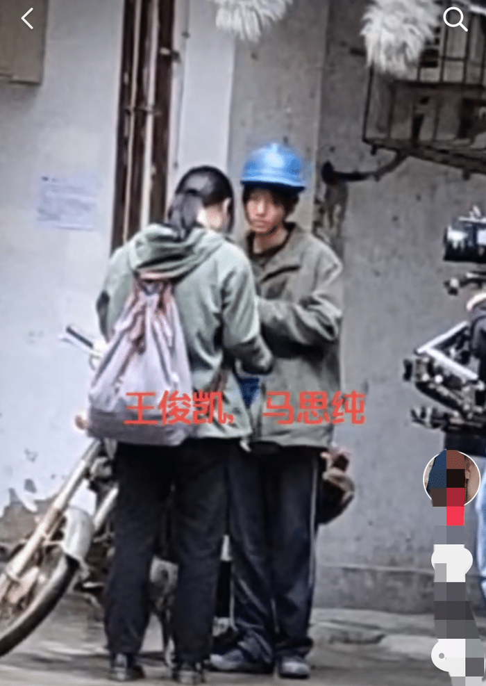 Hình ảnh Vương Tuấn Khải ngồi xe tồi tàn cùng Mã Tư Thuần trong phim mới Ảnh 3