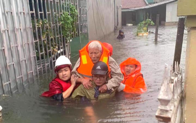 Nước đã đến mái nhà, đội cứu hộ tiếp cận giải cứu người dân trong đêm Ảnh 2
