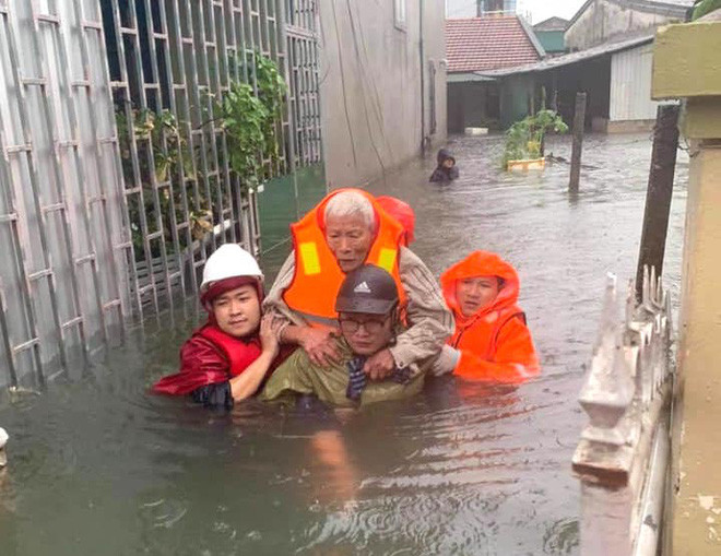 Nước đã đến mái nhà, đội cứu hộ tiếp cận giải cứu người dân trong đêm Ảnh 4