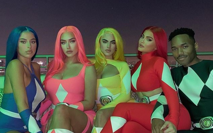 Kylie Jenner hóa trang Halloween với trang phục 5 anh em siêu nhân với mái tóc đỏ rực Ảnh 2