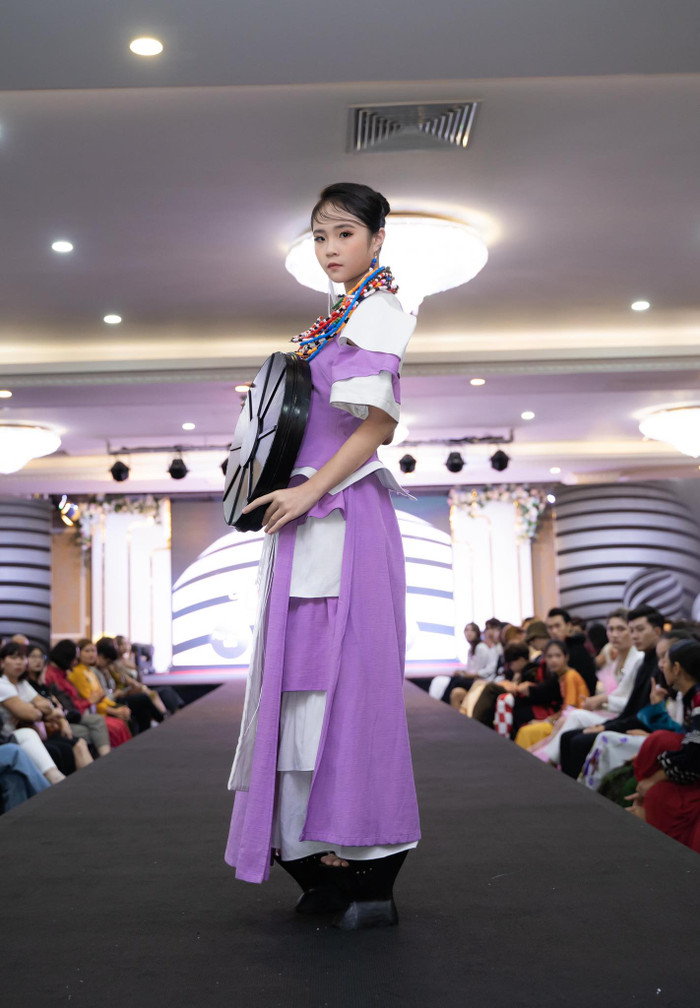 Ở cuối sàn runway, cô nàng đã tự tin tạo nên những pha xoay váy “đi lòng người” đồng thời thể hiện khả năng bắn hình “đỉnh cao”.