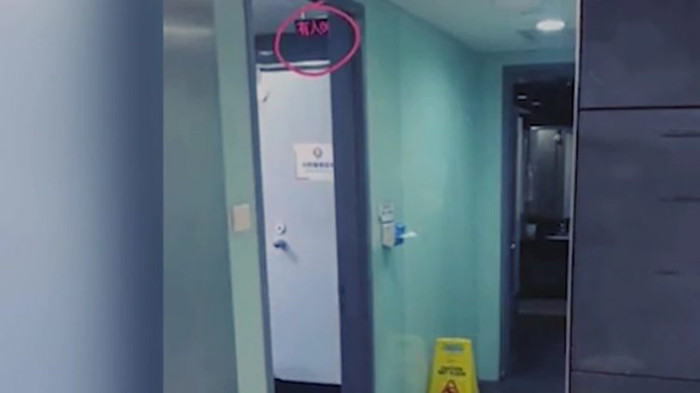 Hình ảnh bộ đếm thời gian gắn trên cửa phòng vệ sinh.