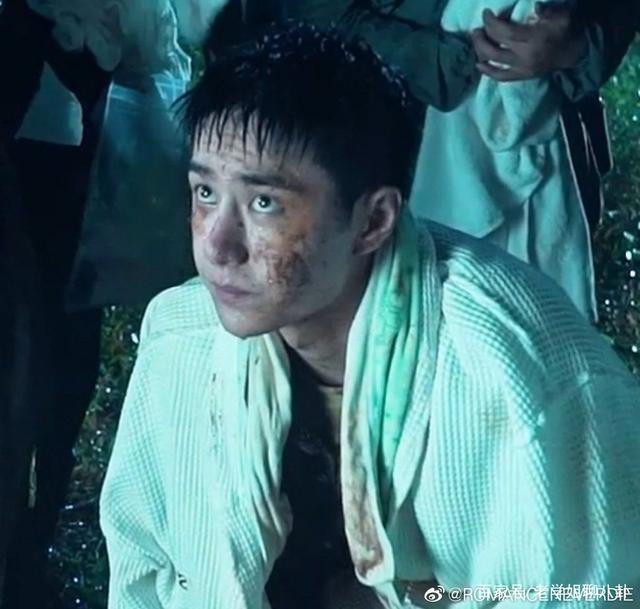 Vương Nhất Bác mạnh mẽ trong cảnh đánh nhau trong bùn đất nhưng lại có lúc yếu đuối như thế Ảnh 7