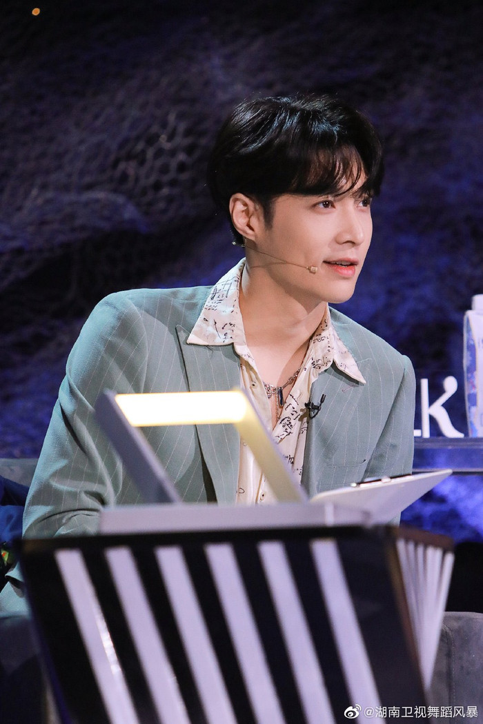 Trương Nghệ Hưng, Chu Nhất Long: Cùng kiểu áo nhưng người đẹp trai đến lạ lùng, kẻ như ông chú lớn tuổi Ảnh 6