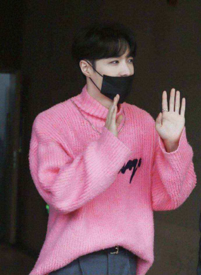 Trương Nghệ Hưng, Chu Nhất Long: Cùng kiểu áo nhưng người đẹp trai đến lạ lùng, kẻ như ông chú lớn tuổi Ảnh 14