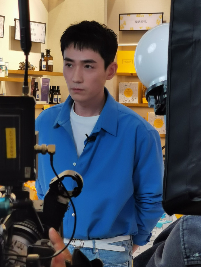 Trương Nghệ Hưng, Chu Nhất Long: Cùng kiểu áo nhưng người đẹp trai đến lạ lùng, kẻ như ông chú lớn tuổi Ảnh 22