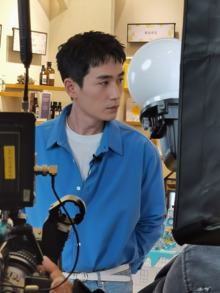 Trương Nghệ Hưng, Chu Nhất Long: Cùng kiểu áo nhưng người đẹp trai đến lạ lùng, kẻ như ông chú lớn tuổi Ảnh 23