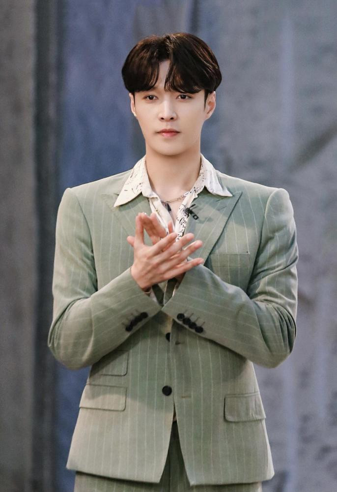 Trương Nghệ Hưng, Chu Nhất Long: Cùng kiểu áo nhưng người đẹp trai đến lạ lùng, kẻ như ông chú lớn tuổi Ảnh 8