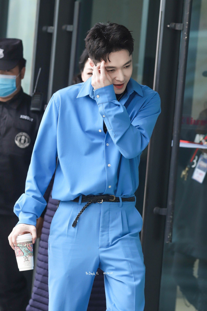 Trương Nghệ Hưng, Chu Nhất Long: Cùng kiểu áo nhưng người đẹp trai đến lạ lùng, kẻ như ông chú lớn tuổi Ảnh 15