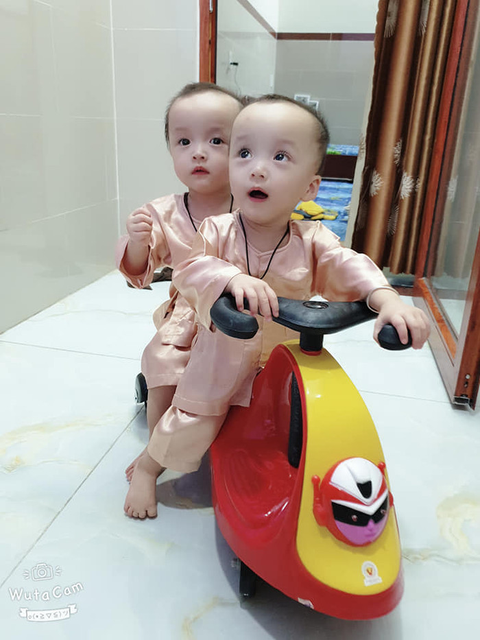 Hình ảnh dễ thương của hai bé khi ở nhà được mẹ đăng tải trên mạng xã hội