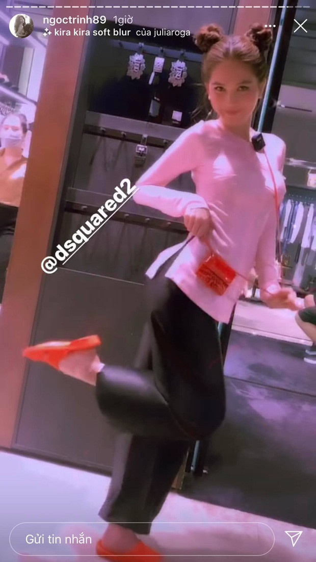Cách đây không lâu, trong một buổi đi chụp ảnh hồi đầu tháng 10, người đẹp cũng chọn cho mình set đồ bà ba màu hồng đào đi với dép tổ ong xách túi hàng hiệu mini đắt đỏ 