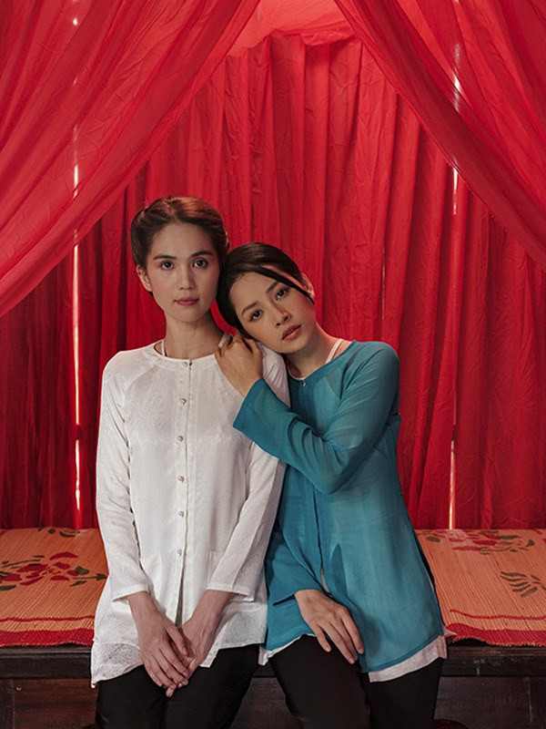 Cùng với đó là kiểu tóc tết, trang điểm nhẹ nhàng đúng kiểu tạo hình gái thôn ngày xưa với thiết kế áo bà ba, Ngọc Trinh từng khiến khán giả thích thú trước tạo hình này