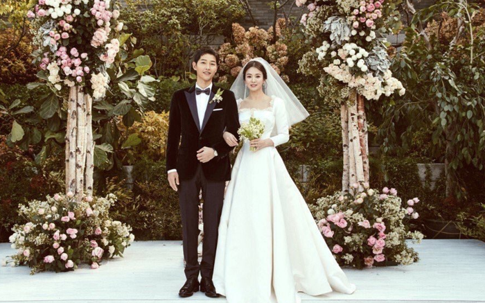 Kỷ niệm 3 năm ngày cưới: Nhìn lại 'hôn lễ thế kỷ' của Song Hye Kyo và Song Joong Ki! Ảnh 2