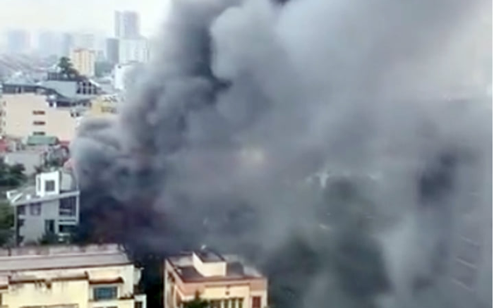 Cháy lớn kèm cột khói cao hàng chục mét tại quán lẩu ở Hà Nội, nhiều người đi đường hoảng sợ Ảnh 2
