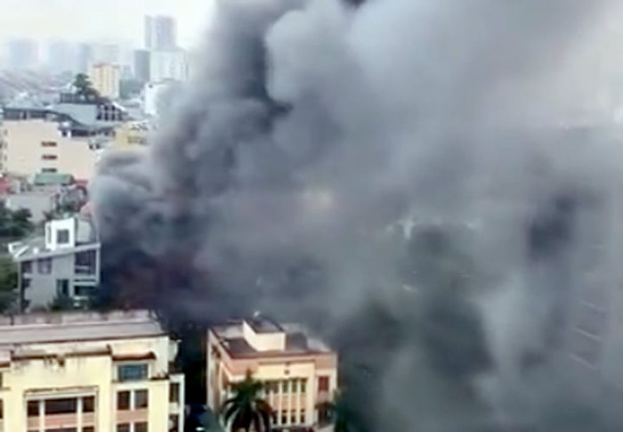 Cột khói cao hàng chục mét bốc ra sau vụ cháy.