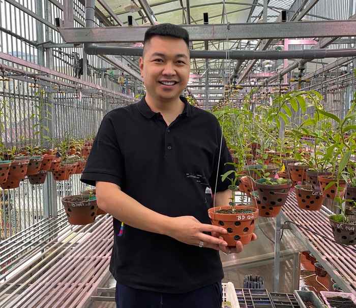 Anh Đỗ Bảo Dũng và cây hoa lan 5 cánh trắng Bảo Duy trị giá 4tỷ 239 triệu đồng.