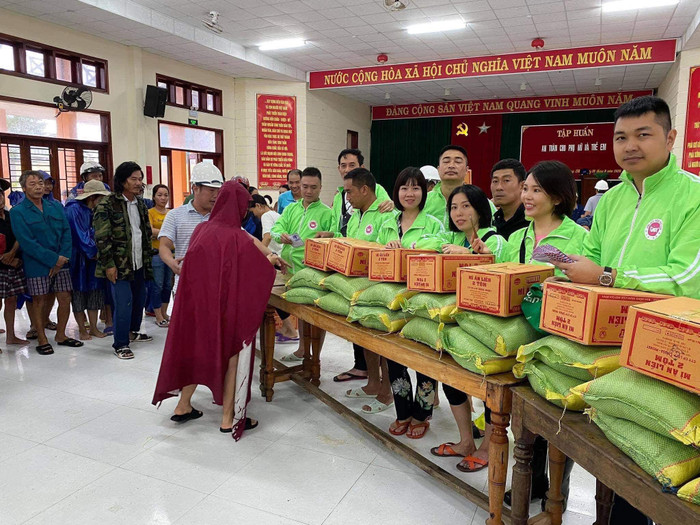 Người dân xã Quảng Phước, huyện Quảng Điền, tỉnh Thừa Thiên Huế nhận hàng cứu trợ từ Nhóm từ thiện những người yêu hoa lan.