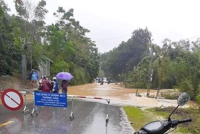 Nhiều tuyến đường đang bị ngập sâu vô cùng nguy hiểm khi vượt qua