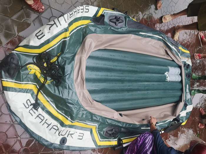 Chiếc thuyền bị hỏng không thể đi cứu hộ được nữa