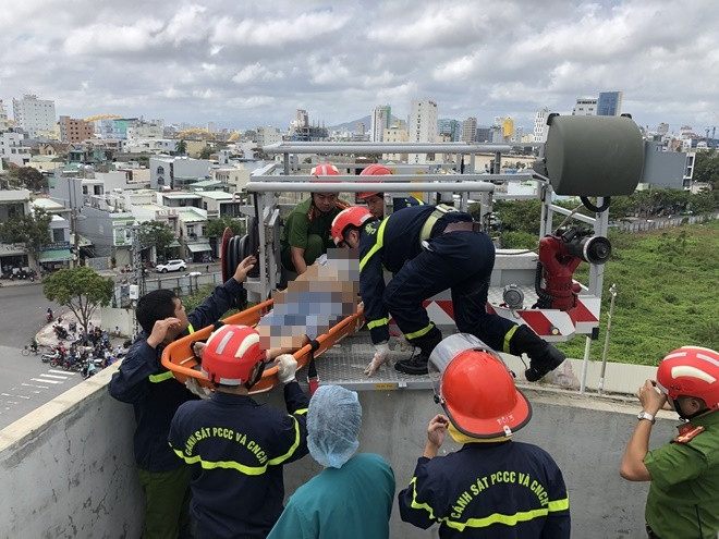 Lực lượng cứu hộ đưa nạn nhân xuống đất bằng xe thang. Ảnh: Công an nhân dân