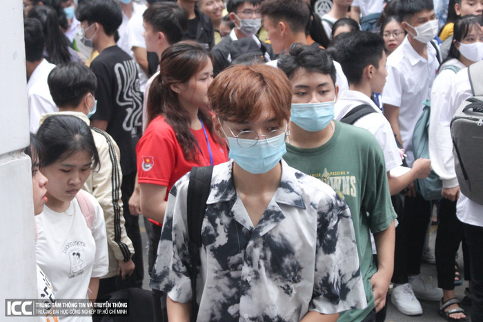 Dù là đeo khẩu trang đi chăng nữa cũng không giấu được nét điển trai của những anh chàng này