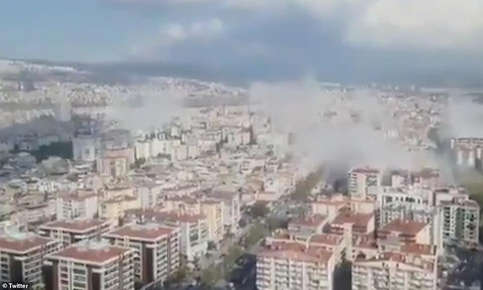 Khói bao trùm thành phố Izmir, nơi có vẻ như chịu thiệt hại nặng nề nhất của trận động đất ở phía Thổ Nhĩ Kỳ.