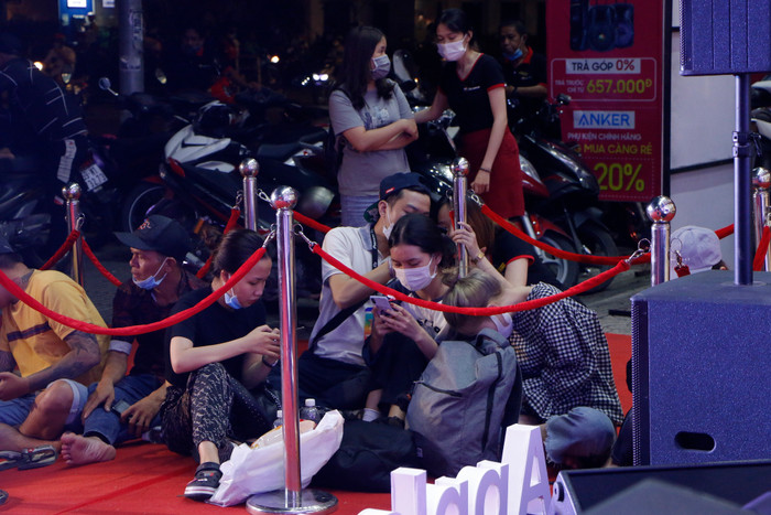 Khá nhiều người đợi mua Apple Watch tại một điểm bán hàng nhờ những chính sách khuyến mại hấp dẫn.