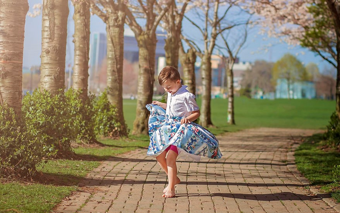 Bé trai 7 tuổi có sở thích mặc đầm của em, bố mẹ đưa đi khám và nấc nghẹn trước kết quả Ảnh 2