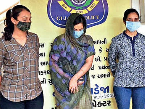 Nikita bị cảnh sát bắt giữ sau khi chị ta giết mẹ chồng. 