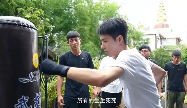 Hậu trường đặc biệt của 'Băng vũ hỏa': Vương Nhất Bác thể hiện bản lĩnh, không ngại chịu khó chịu khổ Ảnh 6