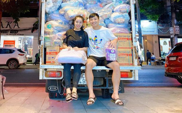 Bùi Tiến Dũng giúp Khánh Linh chuẩn bị hàng trăm suất quà gửi về quê nhà cứu trợ Ảnh 2
