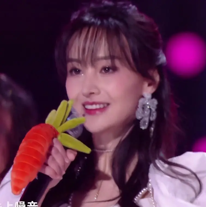 Trịnh Sảng vẫn đi theo phong cách tiên nữ ngọt ngào, xinh đẹp. Bất luận là tóc mái giảm tuổi hay tạo hình bánh bèo thì những nếp nhăn trên mặt của cô nàng vẫn làm người khác cảm thấy giật mình. Lúc cô không cười, vẻ linh động không còn như xưa nữa .