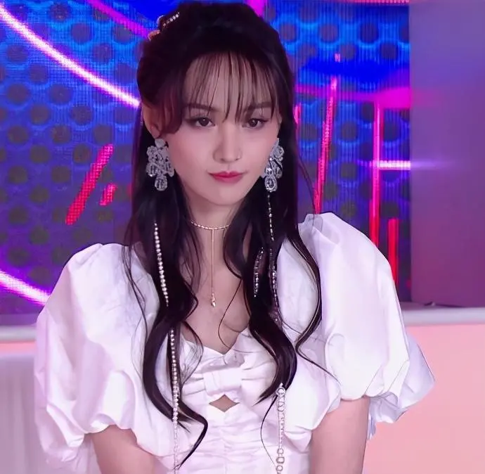 Nhan sắc thực sự không qua chỉnh sửa của Địch Lệ Nhiệt Ba lại trở nên na ná giống Dương Mịch Ảnh 16