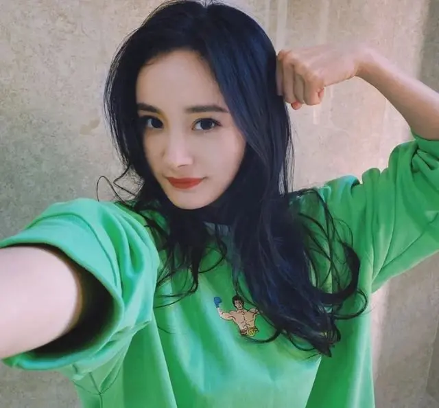 Nhan sắc thực sự không qua chỉnh sửa của Địch Lệ Nhiệt Ba lại trở nên na ná giống Dương Mịch Ảnh 6