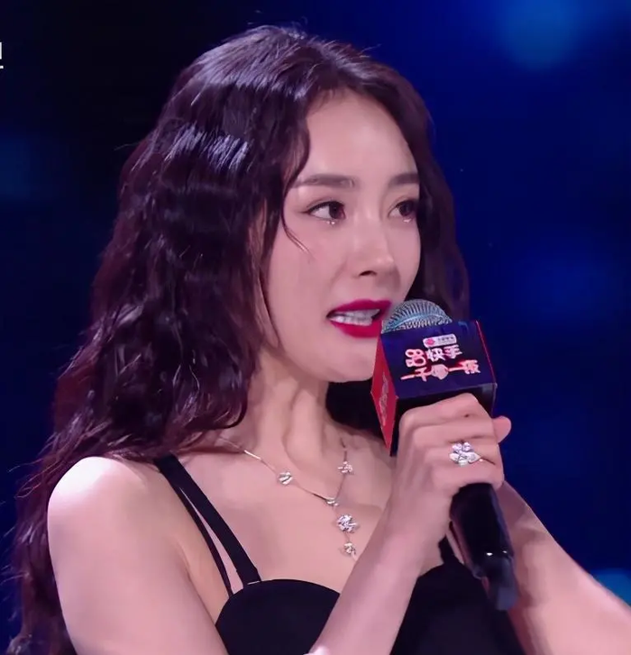 Nhan sắc thực sự không qua chỉnh sửa của Địch Lệ Nhiệt Ba lại trở nên na ná giống Dương Mịch Ảnh 7