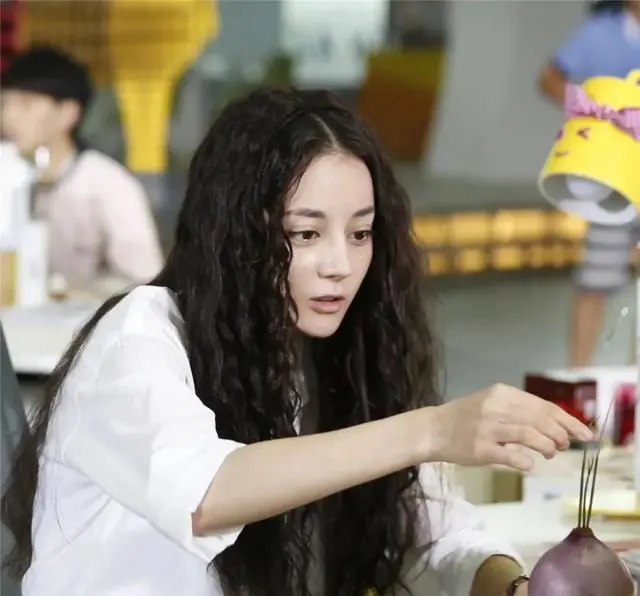 Nhan sắc thực sự không qua chỉnh sửa của Địch Lệ Nhiệt Ba lại trở nên na ná giống Dương Mịch Ảnh 8