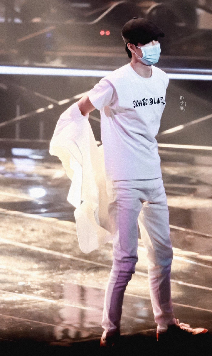 Vương Nhất Bác năng nổ hoạt bát trên sân khấu nhưng kiệt sức dưới hậu đài Ảnh 8