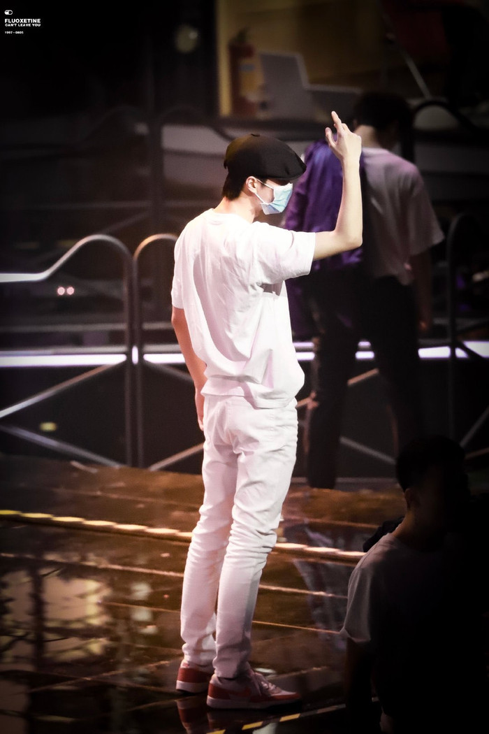 Vương Nhất Bác năng nổ hoạt bát trên sân khấu nhưng kiệt sức dưới hậu đài Ảnh 6