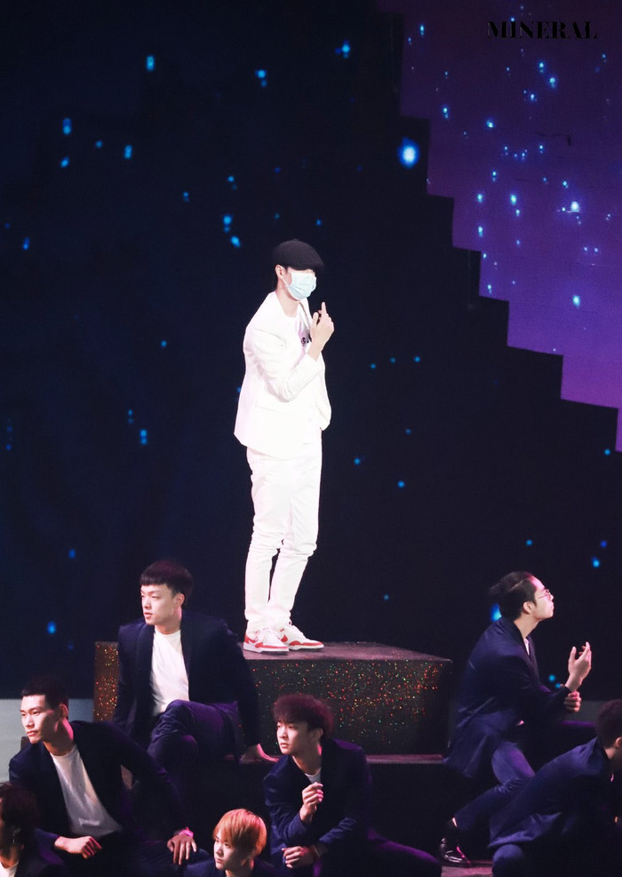 Vương Nhất Bác năng nổ hoạt bát trên sân khấu nhưng kiệt sức dưới hậu đài Ảnh 5