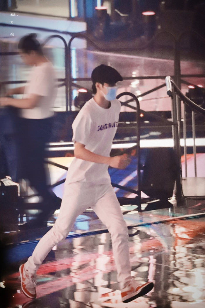 Vương Nhất Bác năng nổ hoạt bát trên sân khấu nhưng kiệt sức dưới hậu đài Ảnh 10