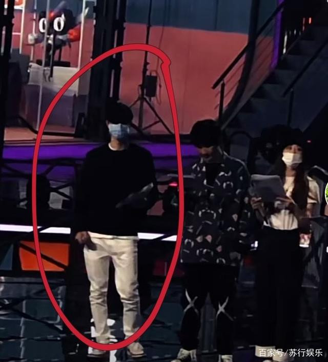 Vương Nhất Bác năng nổ hoạt bát trên sân khấu nhưng kiệt sức dưới hậu đài Ảnh 11