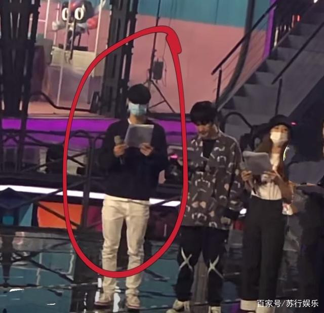 Vương Nhất Bác năng nổ hoạt bát trên sân khấu nhưng kiệt sức dưới hậu đài Ảnh 12