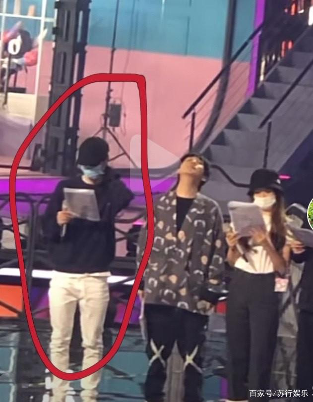 Vương Nhất Bác năng nổ hoạt bát trên sân khấu nhưng kiệt sức dưới hậu đài Ảnh 13