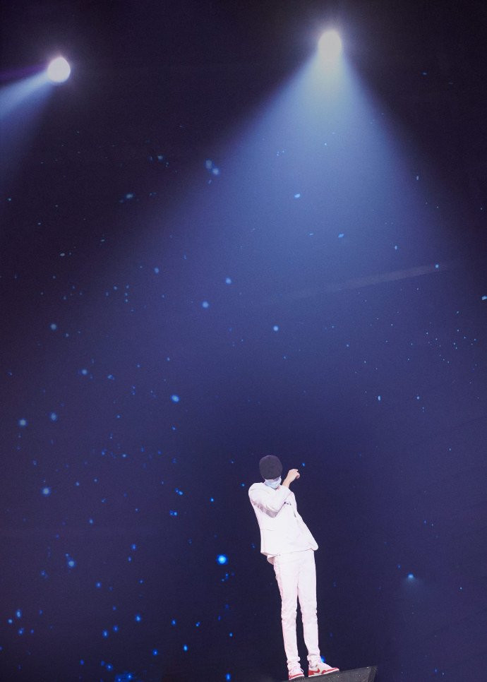 Vương Nhất Bác năng nổ hoạt bát trên sân khấu nhưng kiệt sức dưới hậu đài Ảnh 3