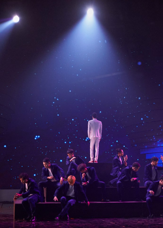 Vương Nhất Bác năng nổ hoạt bát trên sân khấu nhưng kiệt sức dưới hậu đài Ảnh 4